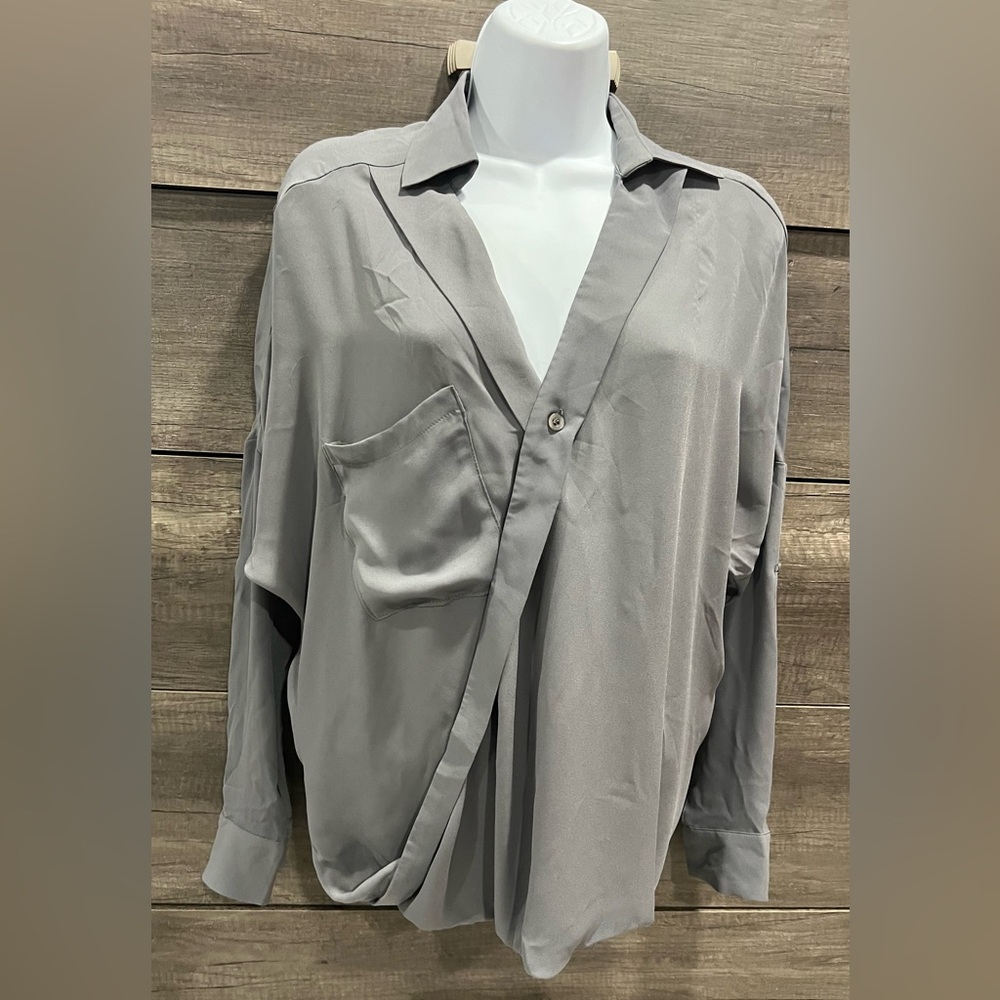 ELAN:Chic Gray Button-Up Blouse